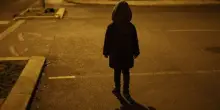 Bambina di 3 anni vaga in strada senza pigiamino, un automobilista la vede e la salva: &laquo;Pensavo fosse un animale&raquo;