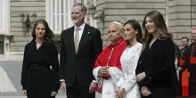 Papa Leone in Spagna, Letizia in pizzo bianco e le figlie Leonor e Sofia vestite di nero: la visita alla famiglia reale