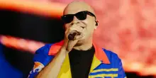 Max Pezzali riparte da Lignano con il tour negli stadi: la probabile scaletta. Orari e come arrivare
