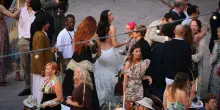 &laquo;Le nozze di Dua Lipa nei luoghi della mafia&raquo;: scoppia la bufera per i titoli dei media britannici
