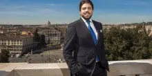Corrado Sassu: &laquo;Siamo ossessionati dalle case degli altri. Ho rischiato la vita alla nascita. Bonolis &egrave; il mio modello, ma volevo diventare pilota&raquo;