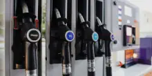 Benzina, taglio accise fino al 3 luglio. Ma per il pieno di diesel lo sconto sar&agrave; dimezzato