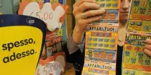 Gratta e Vinci, chiedeva l'elemosina e vince mezzo milione a Pesaro ma non pu&ograve; avere i soldi perch&eacute; non ha il permesso di soggiorno: la decisione del tribunale