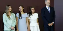 Letizia Ortiz da Papa Leone, i look della regina e delle figlie: l'abito dello stilista amato da Kate, Leon in pastello, Sofia in tailleur verde