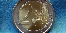 Monete da 2 euro false: guida per identificarle con i consigli della Banca d'Italia e il test della calamita