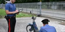 In sella ad un ?Ciao? senza casco, viene fermato dai carabinieri poi la scoperta: quel Piaggio era stato rubato 45 anni fa
