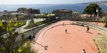 Napoli, precipita dal Monte Echia mentre scatta un selfie: turista 20enne grave
