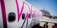 Wizz Air, stop alla modalit&agrave; aereo per i cellulari: arriva internet a bordo, ecco cosa cambia dal 2027