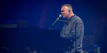 Gigi D'Alessio, la reggia delle canzoni: in diecimila al primo concerto