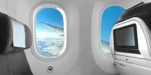 Perch&eacute; le tendine dei finestrini in aereo devono stare alzate al decollo: un pilota svela il motivo segreto