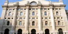 Borsa, il risiko spinge Piazza Affari sopra i 51.000 punti