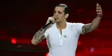 Achille Lauro, l?adolescenza travagliata, il legame con il pap&agrave; magistrato, l?amore e il sogno nel cassetto: &laquo;Vorrei suonare a San Pietro&raquo;