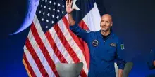 Luca Parmitano scelto dalla Nasa come membro di Artemis III, la missione che riapre alla Luna. Il pilota: &laquo;Onorato ed emozionato&raquo;