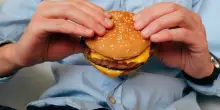 Cede il controsoffitto al fast food, clienti travolti dallo scarico del bagno mentre mangiano hamburger: &laquo;I bambini piangevano disperati&raquo;