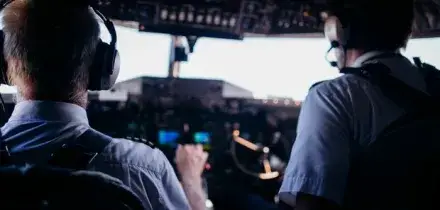 Si finge pilota d'aerei per 17 anni e non viene mai scoperto: condotti oltre 900 voli, ha guadagnato milioni di stipendio