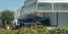 Auto senza controllo si schianta contro l'ingresso del centro commerciale: terrore in provincia di Napoli