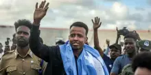 Omar Artan, il miglior arbitro africano dei Mondiali respinto da Trump &egrave; atterrato a Mogadiscio: accoglienza da eroe