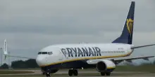 Ryanair, i genitori pagano un supplemento per viaggiare vicino ai figli. L'autorit&agrave; Gb apre un'indagine: &laquo;Tariffa abusiva&raquo;