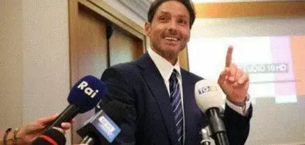 Pier Silvio Berlusconi coinvolto in un violento incidente: un'auto ha invaso la corsia opposta e lo ha travolto, illeso