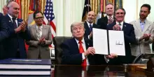 Guerra Iran, Trump a sorpesa ferma i raid: &laquo;Approvati punti dell'intesa, la firma forse nel weekend in Europa&raquo;