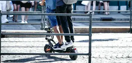 Milano, in due sul monopattino si schiantano contro un'auto: morto il passeggero di 19 anni