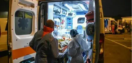 Roma, auto precipita in una scarpata all'Eur: volo di 5 metri, tre ragazzi feriti, uno di 17 anni &egrave; grave