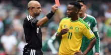Messico-Sudafrica, il primo annuncio Var fa il giro del web: l'arbitro Sampaio dimentica l'inglese e si inceppa