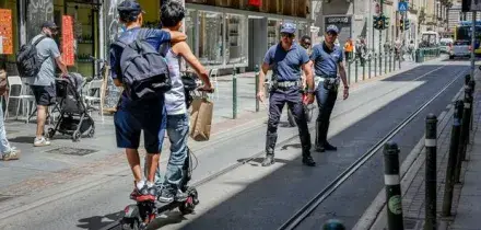Monopattini, quali sono le regole? Si pu&ograve; andare in due? Dal casco alla targa, cosa dice il codice della strada