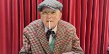 David Hockney, morto il celebre pittore britannico che ha raccontato il mondo con i colori brillanti