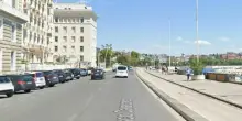 Napoli, scooter investe un pedone in via Caracciolo per evitare un posto di blocco: morto 60enne