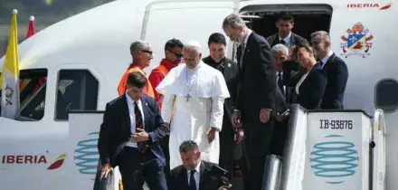 L'aereo del Papa bloccato a Tenerife per il vento: decollo rinviato, il Papa e il suo staff scendono dal volo