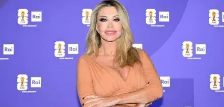 Mondiali 2026, insulti a Paola Ferrari per il suo aspetto, il pubblico la difende: &laquo;Ha lottato contro due tumori al viso&raquo;