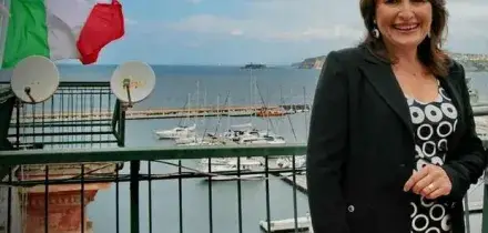 Procida, spy story in classe: registra la preside e la prende a botte