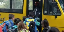 Bimba dimenticata sullo scuolabus, trovata dopo 4 ore: mai arrivata all'asilo, era nascosta tra i sedili. Il caso vicino L'Aquila
