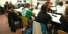 &laquo;Dammi le sigarette o sparo&raquo;, studente punta la pistola alla testa del prof durante la lezione