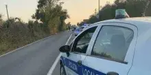 Auto investe due ragazzi fuori Roma, morto un 23enne: dopo lo schianto, il pirata della strada si d&agrave; alla fuga