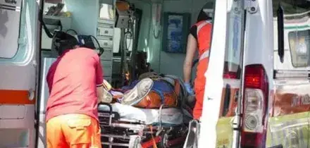 Auto investe due ragazzi all'uscita di un locale alle porte di Roma, morto un 23enne. Caccia al pirata della strada
