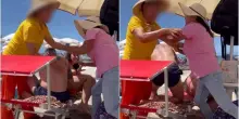 Rissa in spiaggia tra massaggiatrici: &laquo;Questo cliente &egrave; mio&raquo;. Botte anche al bagnante conteso, il video