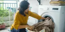 Come fare il bucato senza "spaccarsi" la schiena, ecco le 12 regole (e il trucco per i calzini)