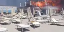 Salento, l'incendio brucia il lido: mille bagnanti evacuati. C'era anche Balotelli