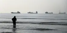 Guerra in Iran, Trump: &laquo;Oggi la firma a distanza, subito dopo Hormuz riaprir&agrave;&raquo;. Ma Teheran frena sui tempi