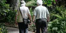 Perch&eacute; camminare diventa faticoso quando si invecchia? La scienza spiega il trucco del corpo per restare in piedi