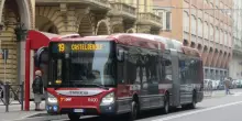 Bus arriva distante dalla fermata a Bologna, passeggero morde autista e gli stacca un pezzo di orecchio