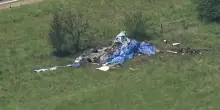 Aereo precipita durante il decollo, 12 morti: la virata improvvisa e lo schianto vicino alla pista