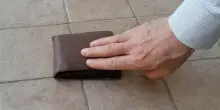 Trova un portafogli in strada: citofona a casa del proprietario, la moglie lo ringrazia. Poi la polemica: &laquo;Sola in casa? Dovresti essere pi&ugrave; prudente&raquo;
