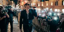 Achille Lauro debutta a San Siro, la scaletta: dalla dedica ai ragazzi di Crans-Montana alla sfilata di Dondup. Il concerto diventa uno show