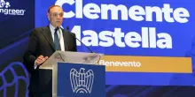 Il sindaco di Benevento Clemente Mastella festeggia le nozze d'oro con la politica italiana: 50 anni di passione