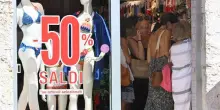 Saldi estivi 2026, quando iniziano? Il calendario ufficiale regione per regione: fino a quando durano gli sconti