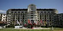 Evian, dove si trova? Il Resort di lusso con camere vista lago di Ginevra tra spa e campi da golf. Quanto costa la location del G7