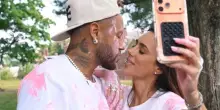 Neymar pap&agrave; per la quinta volta: &laquo;Impazzir&ograve;&raquo;. Il video reveal con la vernice rosa e la reazione commossa